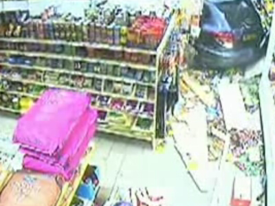 Αυτοκίνητο “εισέβαλε” σε σουπερμάρκετ