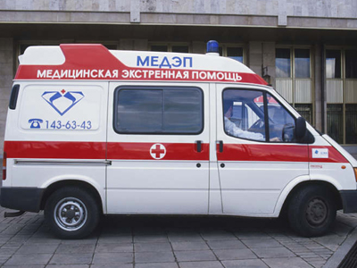 Αυτοκίνητο έπεσε σε στάση λεωφορείου