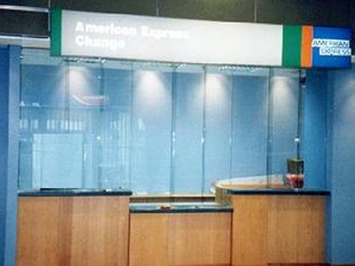 Τα «μαζεύει» από την Ελλάδα η American Express