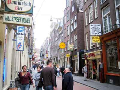 Απειλή για έκρηξη σε εμπορικό δρόμο του Άμστερνταμ