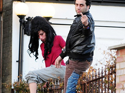 Η Έιμι Γουαϊνχάουζ καβάλησε… το φράχτη