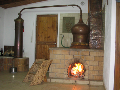 Δεν αυξάνεται ο φόρος σε κρασί και τσίπουρο