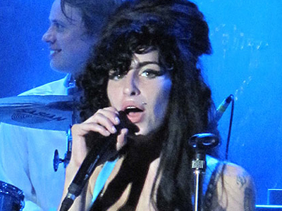 Πρόσκληση των «Madness» στην Έιμι Γουάινχαουζ