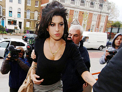 “Στο σκαμνί” η Έιμι Γουάινχαουζ για τη γροθιά σε θαυμάστρια