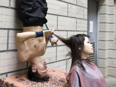 Κουρεύει… ανάποδα!