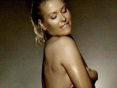 Η Anastacia τραγουδάει γυμνή