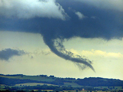 Φονικές πυρκαγιές και ανεμοστρόβιλοι στις ΗΠΑ