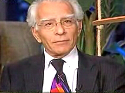 Λευτεριά στον αυνανιζόμενο λαό (σύνθημα τοίχου). Και τώρα μπάλα. Ξεχάστε όλα τ’ άλλα.