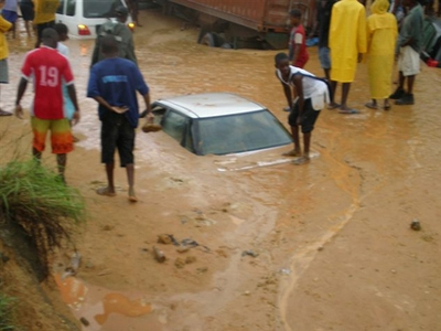 Φονικές πλημμύρες σαρώνουν τη νότια Αφρική