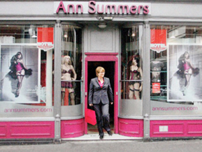 Τα σέξι εσώρουχα της Βρετανίδας υπουργού Εσωτερικών