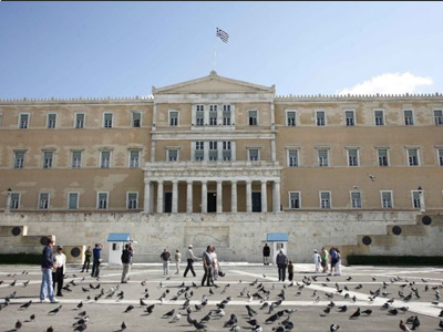 Πολιτικές και όχι μόνο ευθύνες για την κατάρρευση της οικονομίας αναζητά η αντιπολίτευση