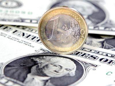 Στα χαμηλότερα 12 μηνών η ισοτιμία ευρώ δολαρίου