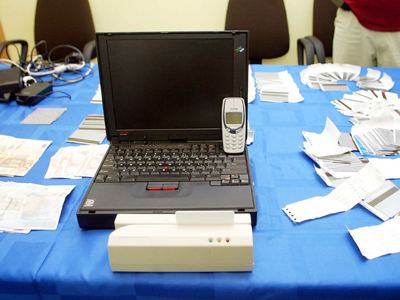 Η πωλήτρια αντέγραφε τις πιστωτικές κάρτες