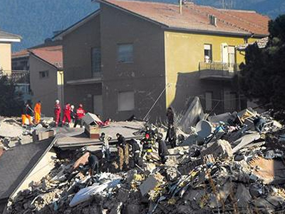 Μπερλουσκόνι: Κατοικήσιμα τρία στα τέσσερα σπίτια της Άκουιλα