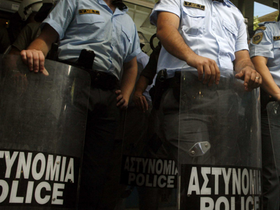 Χειροβομβίδα έσκασε στα χέρια αστυνομικού