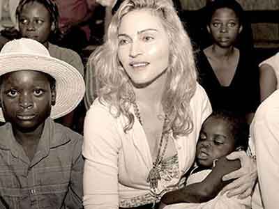 Με το… αζημίωτο έγινε μητέρα η Madonna