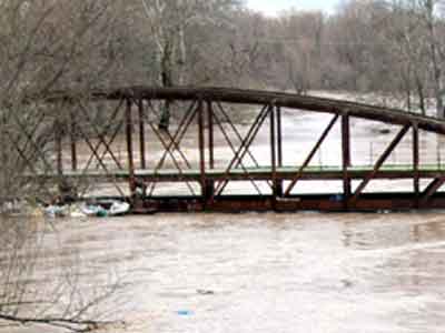Επεκτείνεται η μόλυνση στον ποταμό Ληθαίο Επεκτείνεται η μόλυνση στον ποταμό Ληθαίο