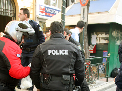 Επιτέθηκε με μαχαίρι σε αστυνομικό την ώρα της σύλληψής του