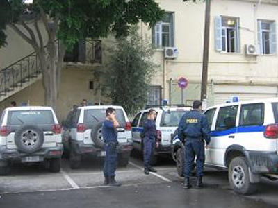 Περίεργος αυτοτραυματισμός αστυνομικού που περιπολούσε στο σπίτι του Καραμανλή