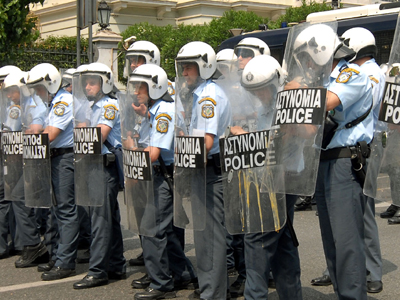 Με απόταξη κινδυνεύουν οι αστυνομικοί-μπράβοι