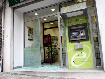 Πέταξαν μολότοφ στην Αγροτική τράπεζα του Ψυχικού