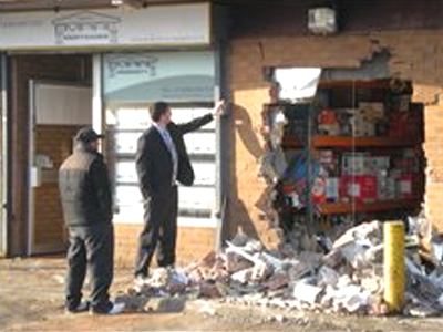 Σήκωσαν το ΑΤΜ με γερανό