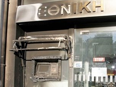 Μπαράζ εμπρηστικών επιθέσεων στην Αθήνα