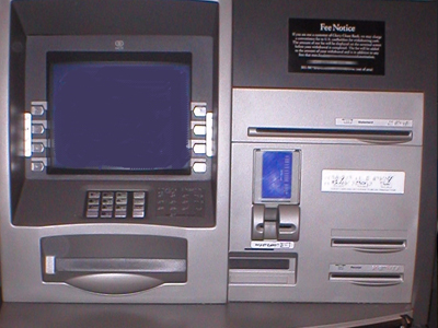 Επιχείρησαν να «ξηλώσουν» ΑΤΜ από πολυκατάστημα