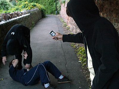 Τον έδειραν και το κατέγραφαν με το κινητό