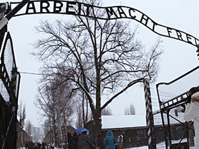 Νομίζουν ότι το Άουσβιτς είναι μάρκα μπύρας!