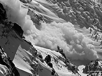 Τους παρέσυρε χιονοστιβάδα