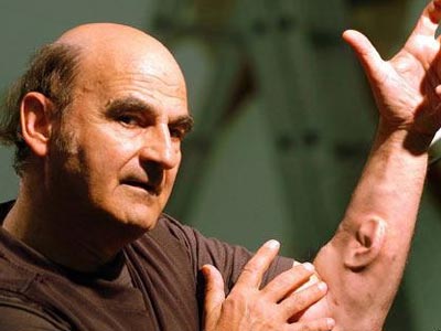 Ακούει… και από το χέρι του!