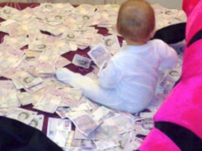 Έδωσε στο μωρό του να παίξει με 40.000 λίρες