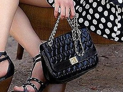 Θραύση κάνει η “μαϊμού” τσάντα των 9 ευρώ