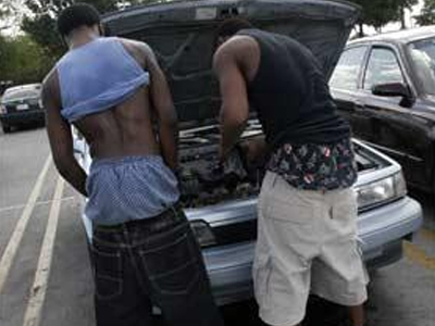 Συνελήφθη επειδή φορούσε χαμηλοκάβαλο παντελόνι