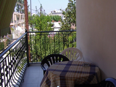 Έπεσε από διώροφη πολυκατοικία στο Βόλο