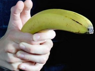 «Ψηλά τα χέρια, κρατάω… μπανάνα»