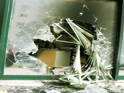 Εκρήξεις σε τράπεζα και καφετέρια