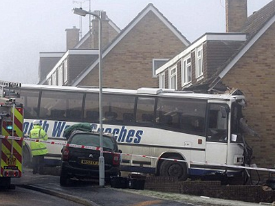 Σχολικό σφηνώθηκε σε σπίτι