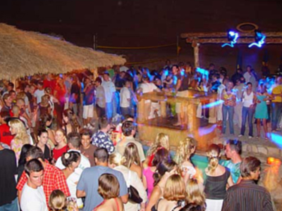 Βρετανίδες κατηγορούνται για πορνεία στη Ζάκυνθο