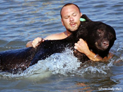Διάσωση αρκούδας από άνθρωπο
