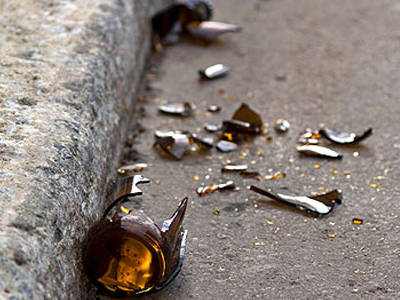 Ήπιαν μπύρες και χρησιμοποίησαν τα μπουκάλια ως… όπλα