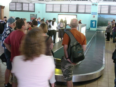 “Αυτοκόλλητη” με τη βαλίτσα της