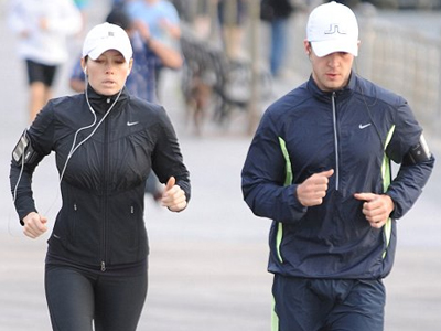 Η Τζέσικα Μπίελ είναι σέξι ακόμα και όταν κάνει τζόκινγκ