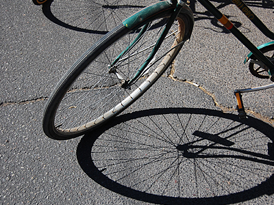Ποδηλάτισσα συγκρούστηκε με λεωφορείο