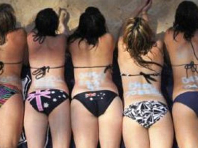 Γράφουν τα τηλέφωνά τους στην πλάτη