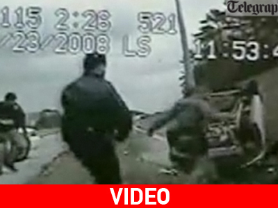 Σοκάρει video με αστυνομικούς να χτυπούν αναίσθητο άντρα