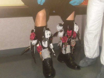 Προσπάθησε να περάσει παράνομα πουλιά δεμένα στα πόδια του