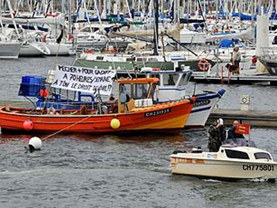 «Ντόμινο» προβλημάτων από τον αποκλεισμό λιμανιών στη Γαλλία