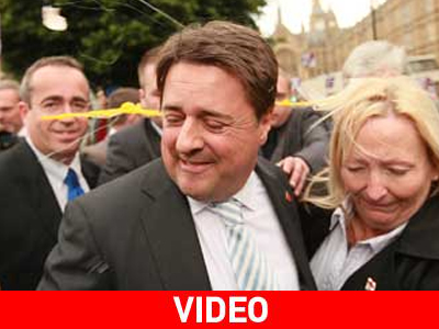 Επίθεση με αυγά στον αρχηγό του Εθνικού Κόμματος της Βρετανίας